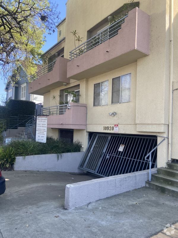 Building Photo - 10920 Moorpark St