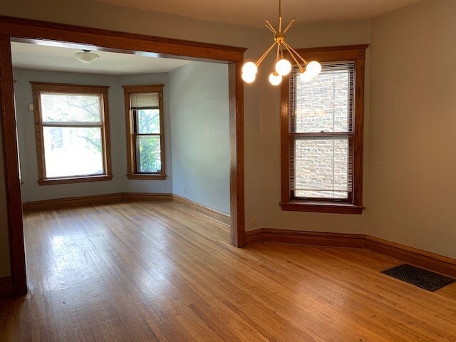 Building Photo - 3311 W Wrightwood Ave