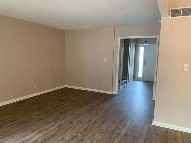 Sala de estar y vestíbulo - 1672 Goshen Rd