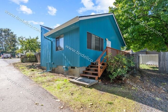 Building Photo - Darling Two Bedroom With Large Fenced Yard...
