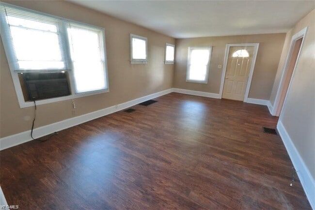Building Photo - 2451 Oakwood Ave