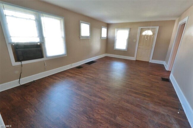 Foto del edificio - 2451 Oakwood Ave