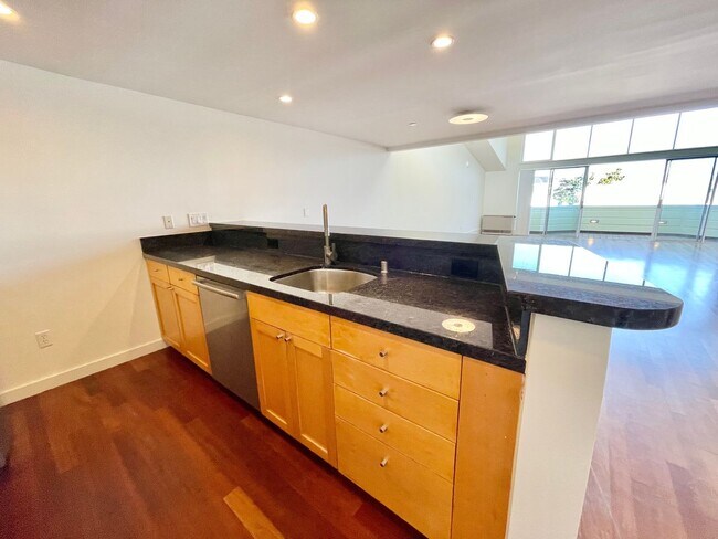 Foto del edificio - Sun Drenched Mission Loft! Top floor/Penthouse unit! 1BD/2BA! 1,202 SqFt! Parking! Laundry! Stora...