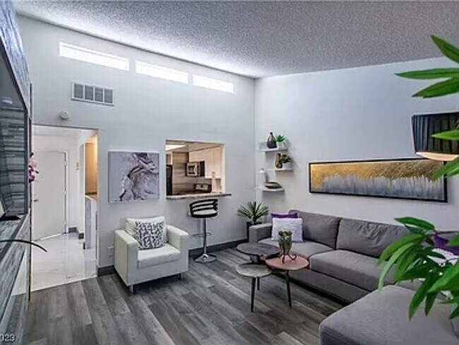 Building Photo - 1 YEAR LEASE FURNISHED TOWN HOME