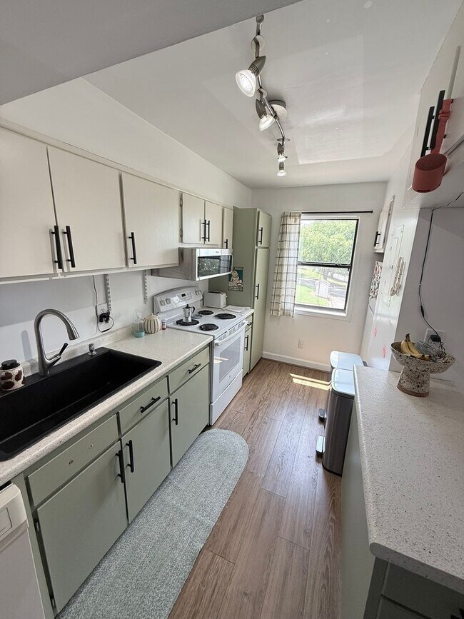 Building Photo - 2 bedrooms, 2.5 bathrooms Condo Located on Carr St