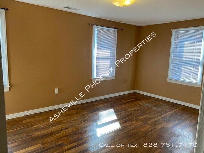 Building Photo - 8 La Rue Street