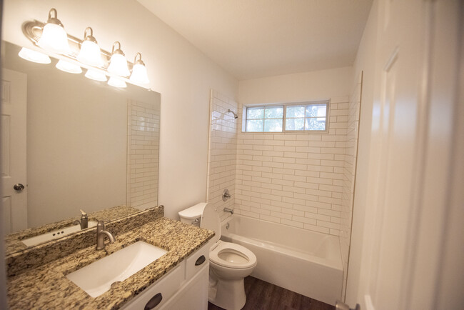 Guest Bathroom - 5016 Quail Creek Dr