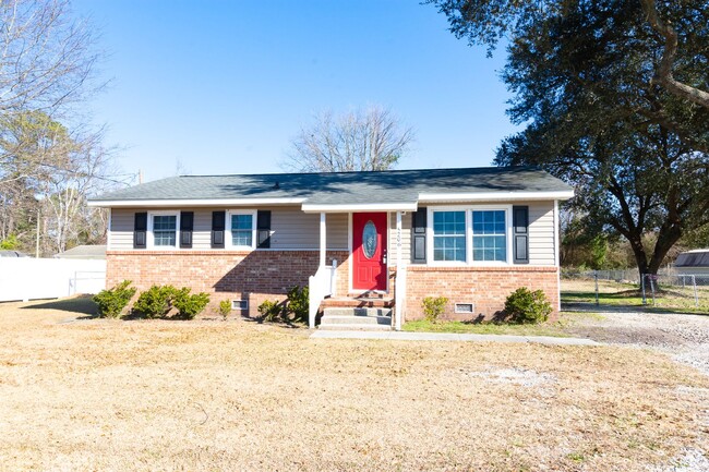 Building Photo - ADORABLE Home