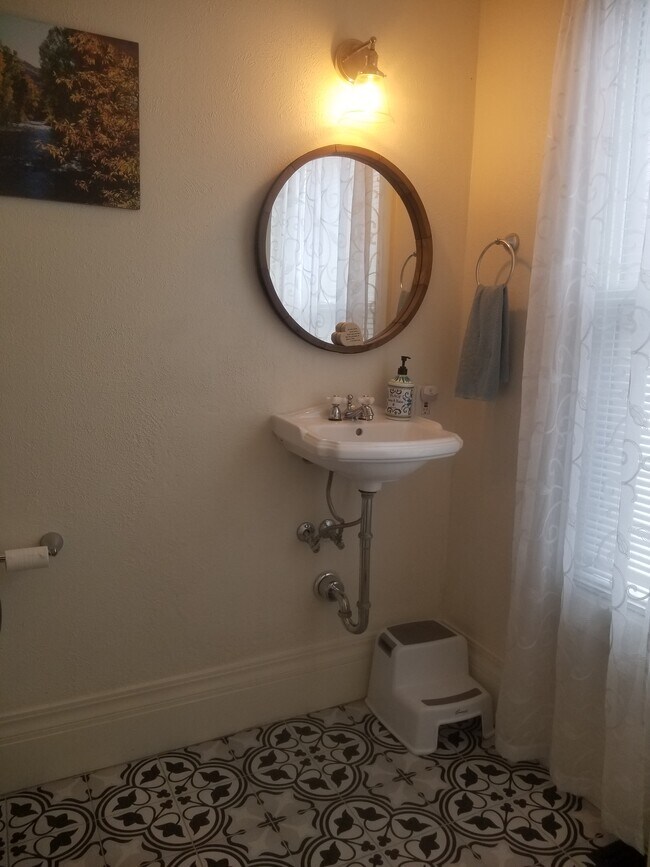 Building Photo - 601 Columbia St