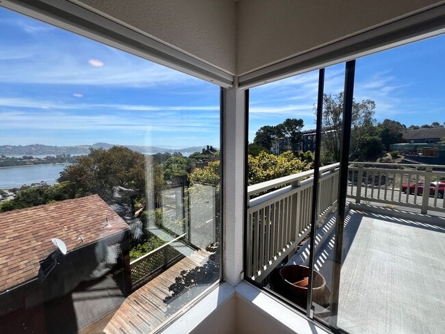Building Photo - ONE LEVEL ONE BEDROOM TOP-UNIT CONDO IN HEADLANDS WITH STUNNING BAY VIEWS