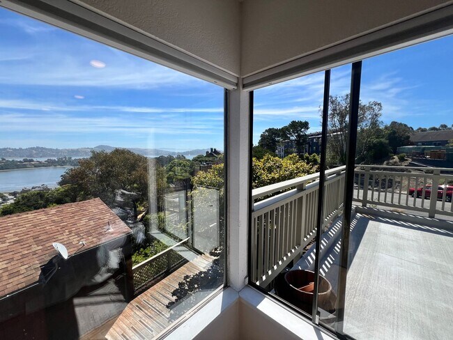 Foto del edificio - ONE LEVEL ONE BEDROOM TOP-UNIT CONDO IN HEADLANDS WITH STUNNING BAY VIEWS