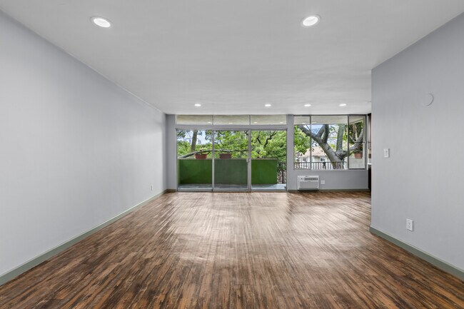 Foto del edificio - 1200 N Flores St