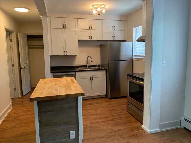 Building Photo - 505 Sandheger Plz