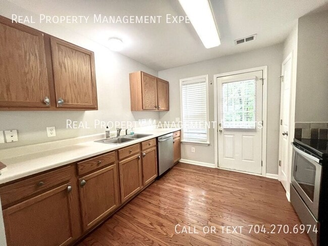 Building Photo - 6522 Point Comfort Ln