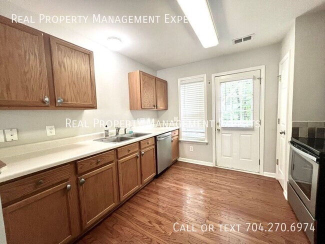 Foto del edificio - 6522 Point Comfort Ln