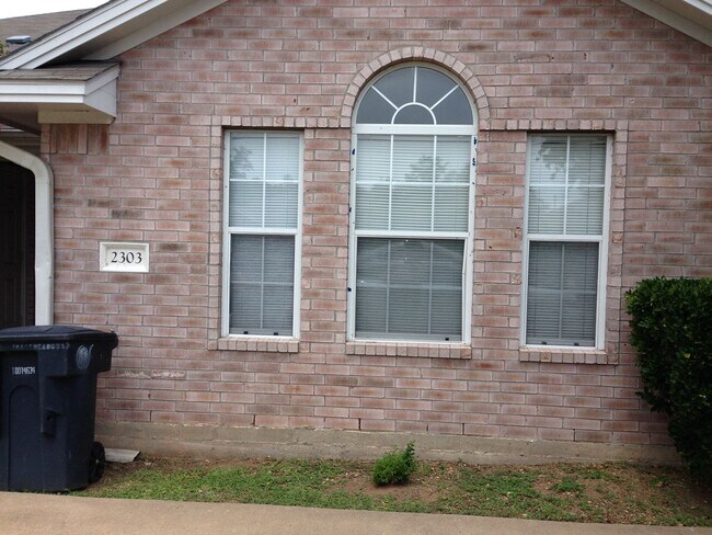 Foto del edificio - Spacious Duplex Available for  Lease!