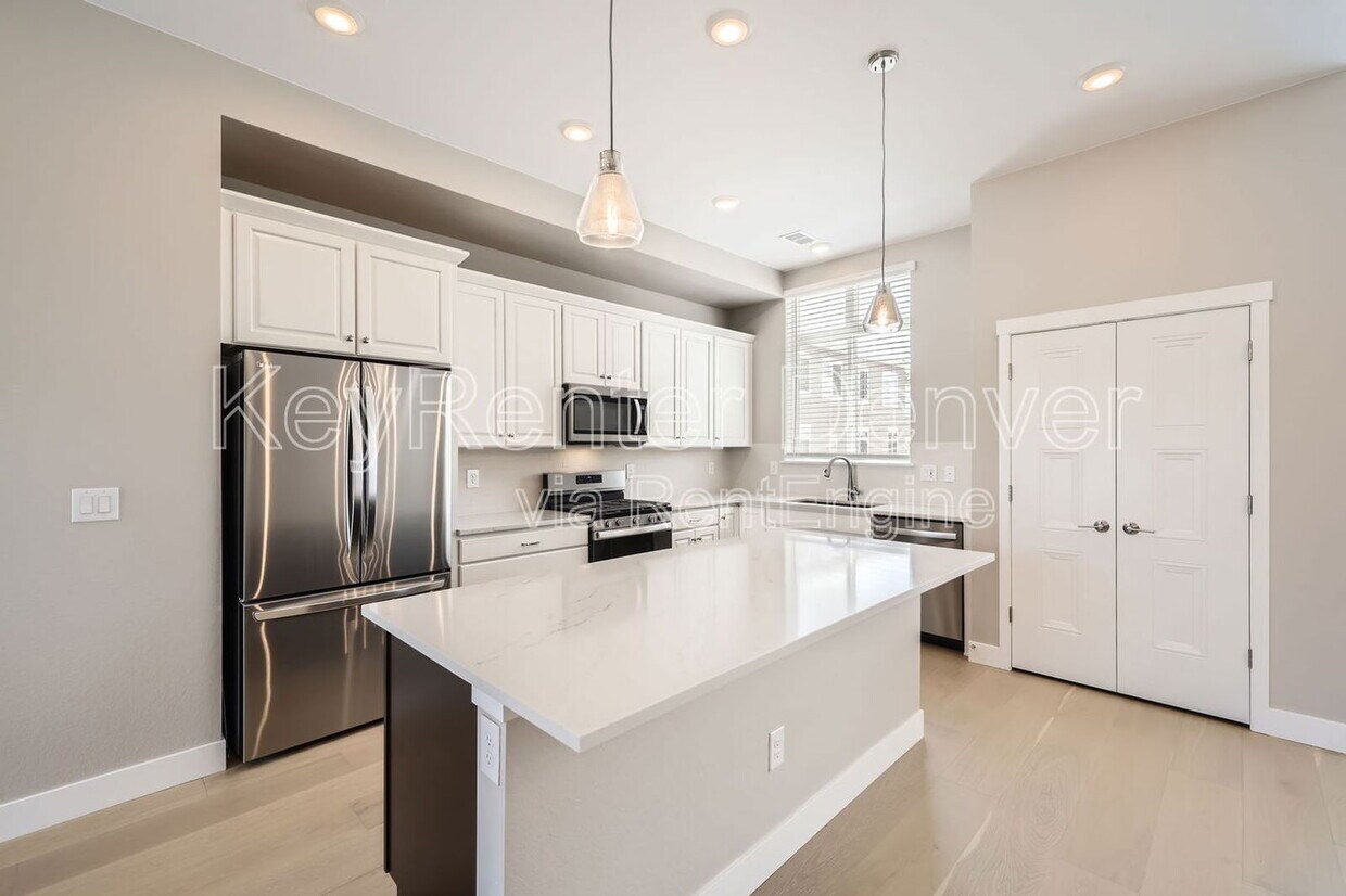 Foto principal - 15592 W Warren Ave