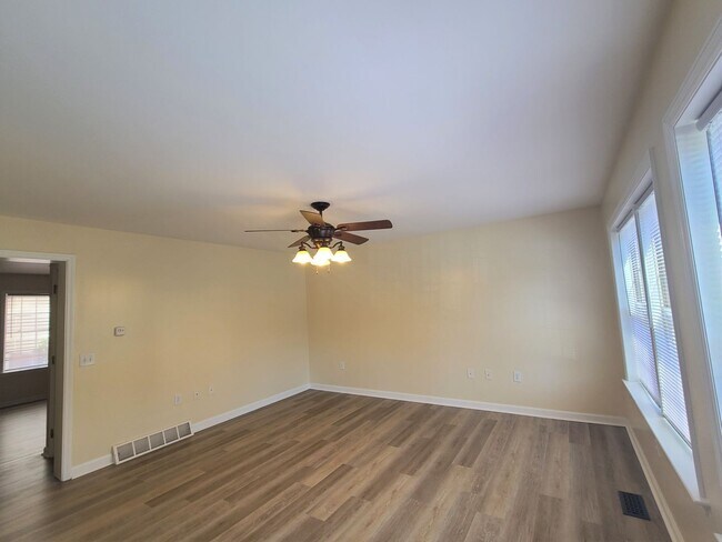 Building Photo - Newly Renovated - 2 Bedroom, 2.5 Bath Town...