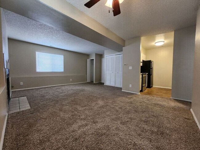 Building Photo - 2-Bedroom Apartment -Great Location! Limit...