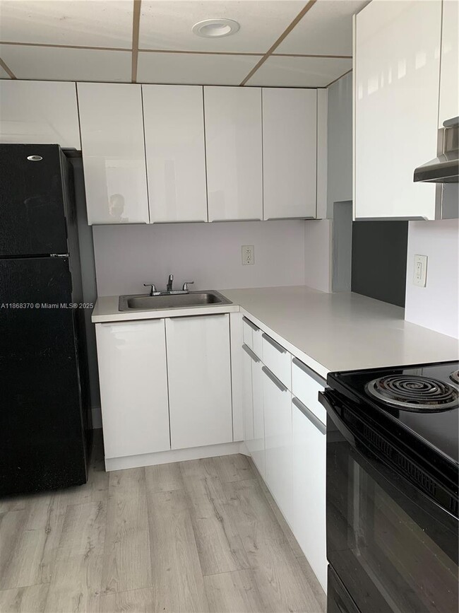 Foto del edificio - 301 NW 177th St
