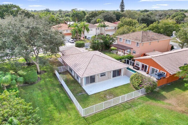 Foto del edificio - 6305 Willoughby Cir