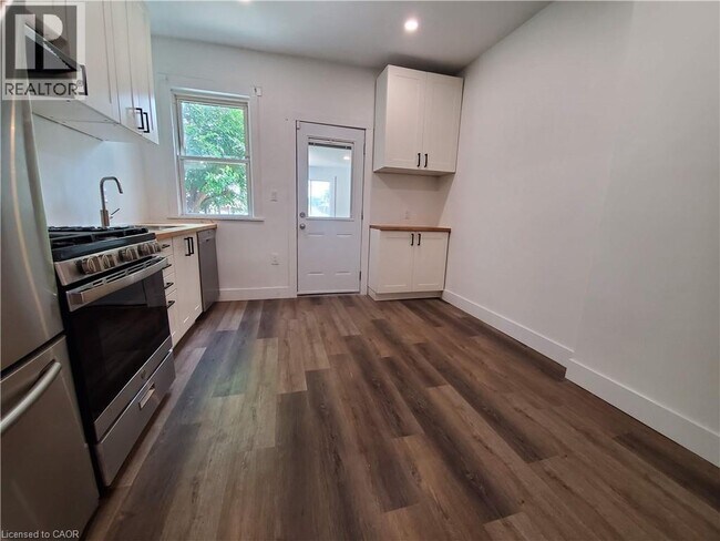 Photo du bâtiment - 198 Sherman Ave N