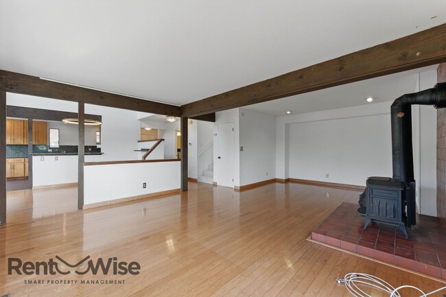 Building Photo - 6845 Thornhill Dr