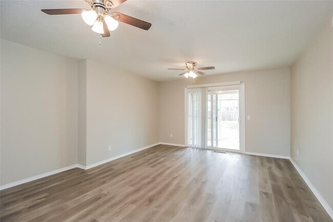 Foto del edificio - 4207 N Reeder Ave