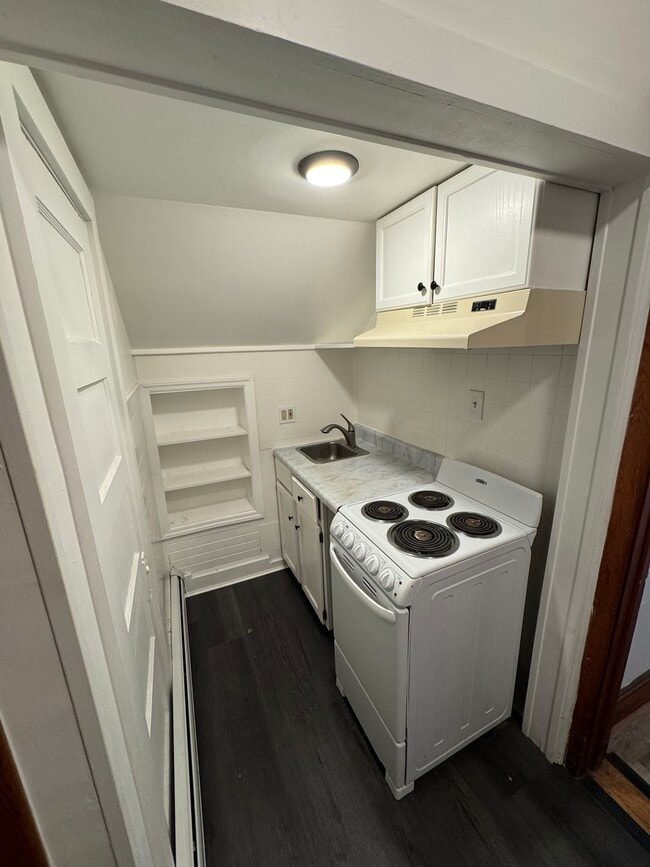 Kitchen - 57 Bartlett Ave