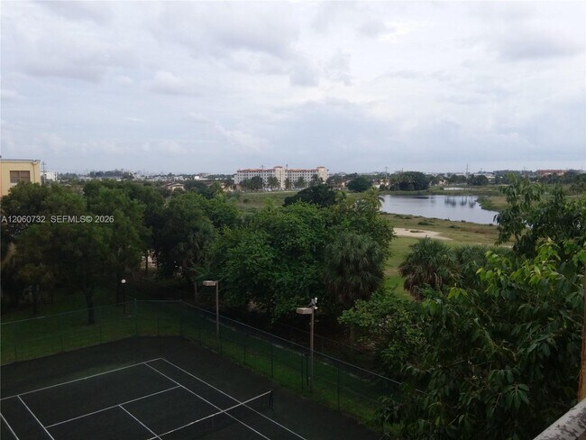 Foto del edificio - 8290 Lake Dr