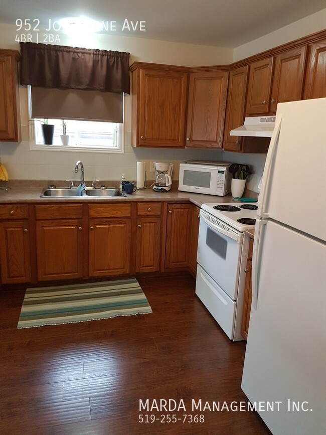 Photo du bâtiment - FURNISHED 4 BED/2 BATH HOUSE NEAR UOFW! + ...