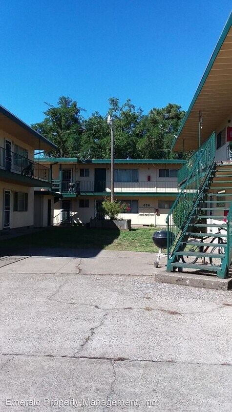 Primary Photo - 640-636 Pioneer Pkwy W