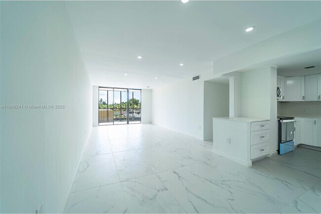 Foto del edificio - 2500 NE 135th St