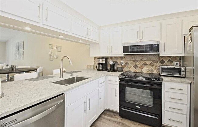 Building Photo - 9285 Lake Park Dr