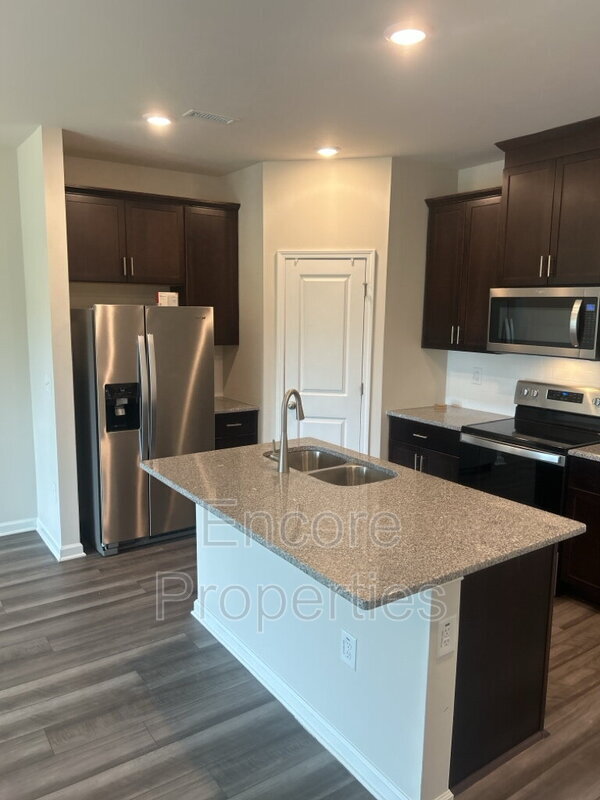 Foto del edificio - 240 Brook Farm Ln