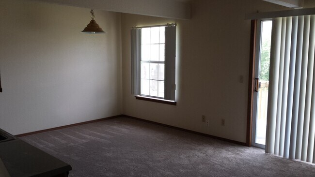Building Photo - 2 Bedroom / 2 Bath Loft Condo at Fall Cree...