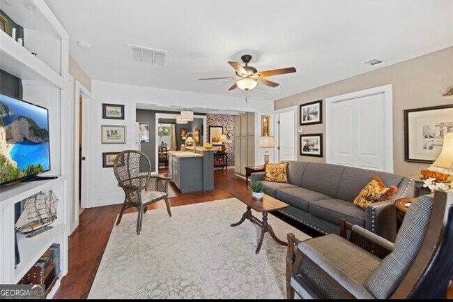 Foto del edificio - 724 Commodore Dr NW