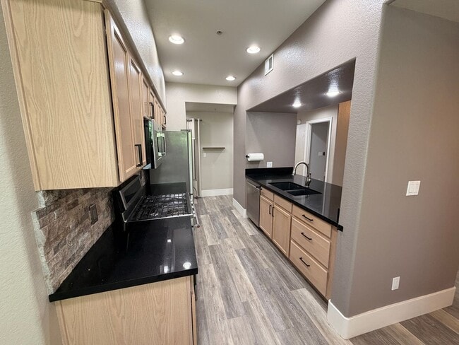 Building Photo - 7401 W Arrowhead Clubhouse Dr