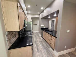 Building Photo - 7401 W Arrowhead Clubhouse Dr