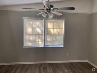 Building Photo - 405 Silver River Dr