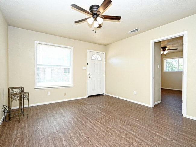 Building Photo - 2306 Cottonwood Dr