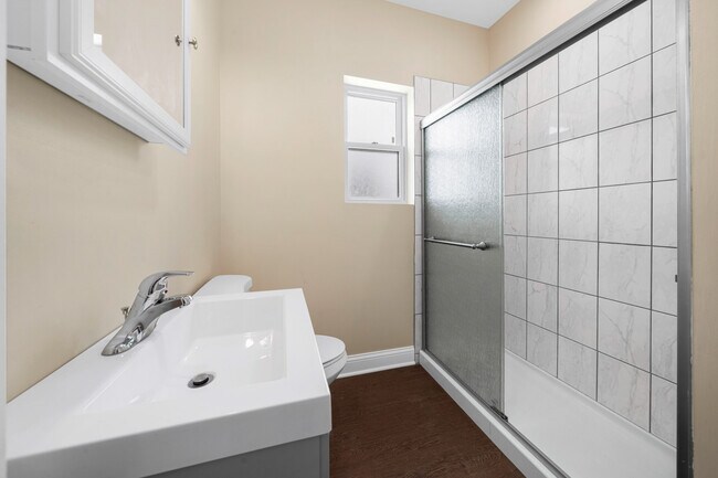 Baño 1 - 5716 W 87th St