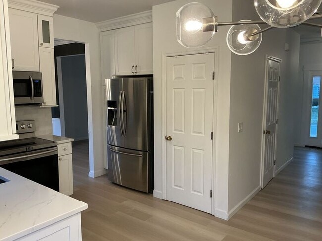 Building Photo - 104 W Stoneridge Dr