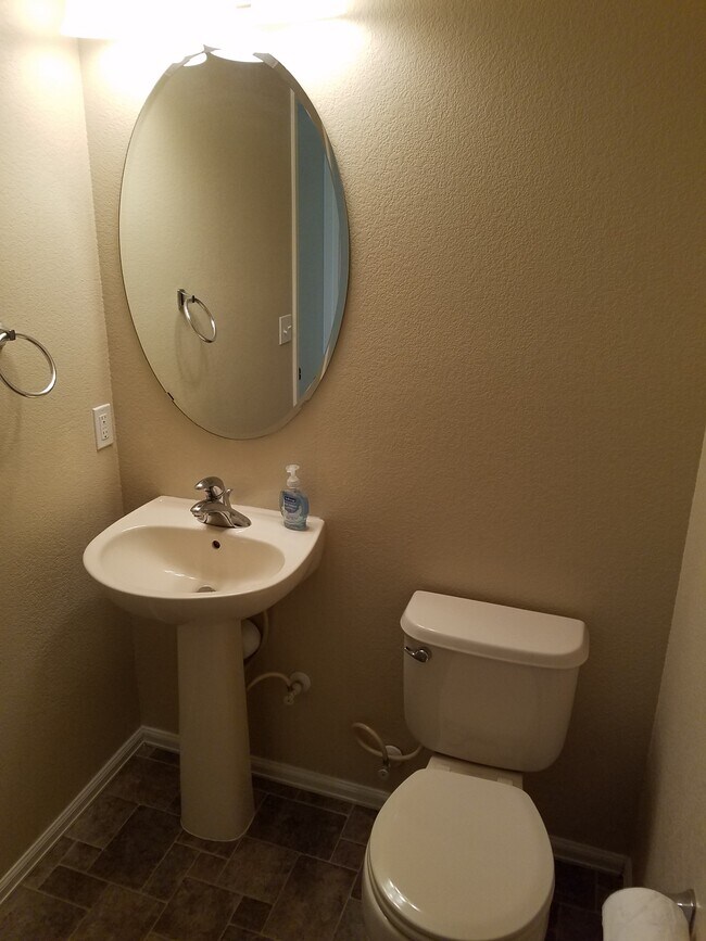 Foto del edificio - 7607 Steward Ln