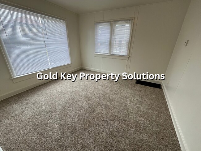 Building Photo - 4 BD/2 full BA two story home in Fort Wayn...