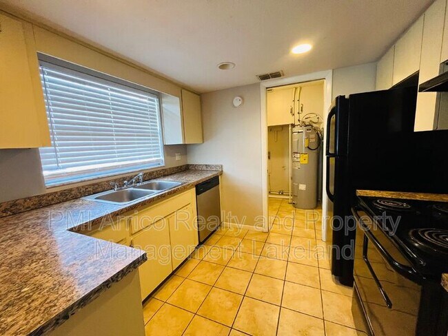 Building Photo - 1832 Crystal Grove Dr