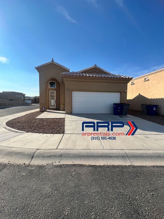 Foto principal - Beautiful East Side Home in a Gated Community