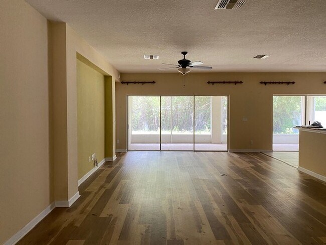 Building Photo - NICE 3/2 HOME IN DESIRABLE LOCATION