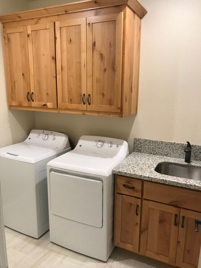 Building Photo - SPACIOUS 3 BEDROOM 3.5 BATHROOM HOME With ...