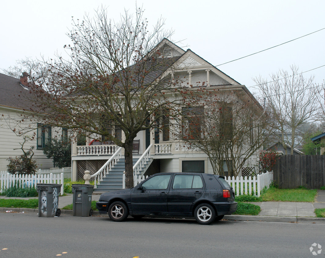 Building Photo - 525 A St